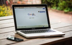 Ordinateur ouvert sur une page de recherche google